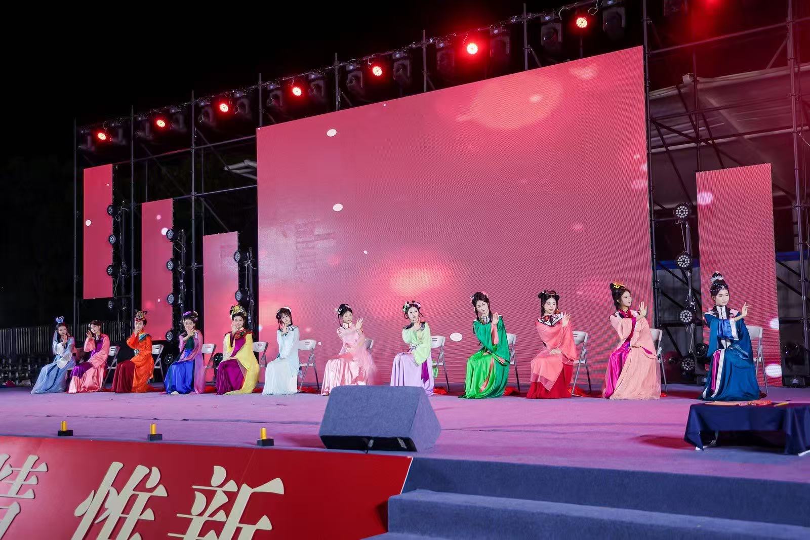 9月28日，由校团委倾情打造的学校2025年新晚会于清远校区足球场隆重举行，为全体2025级新生献上了一场融汇家国情怀、传统文化和青春风采的视听盛宴。